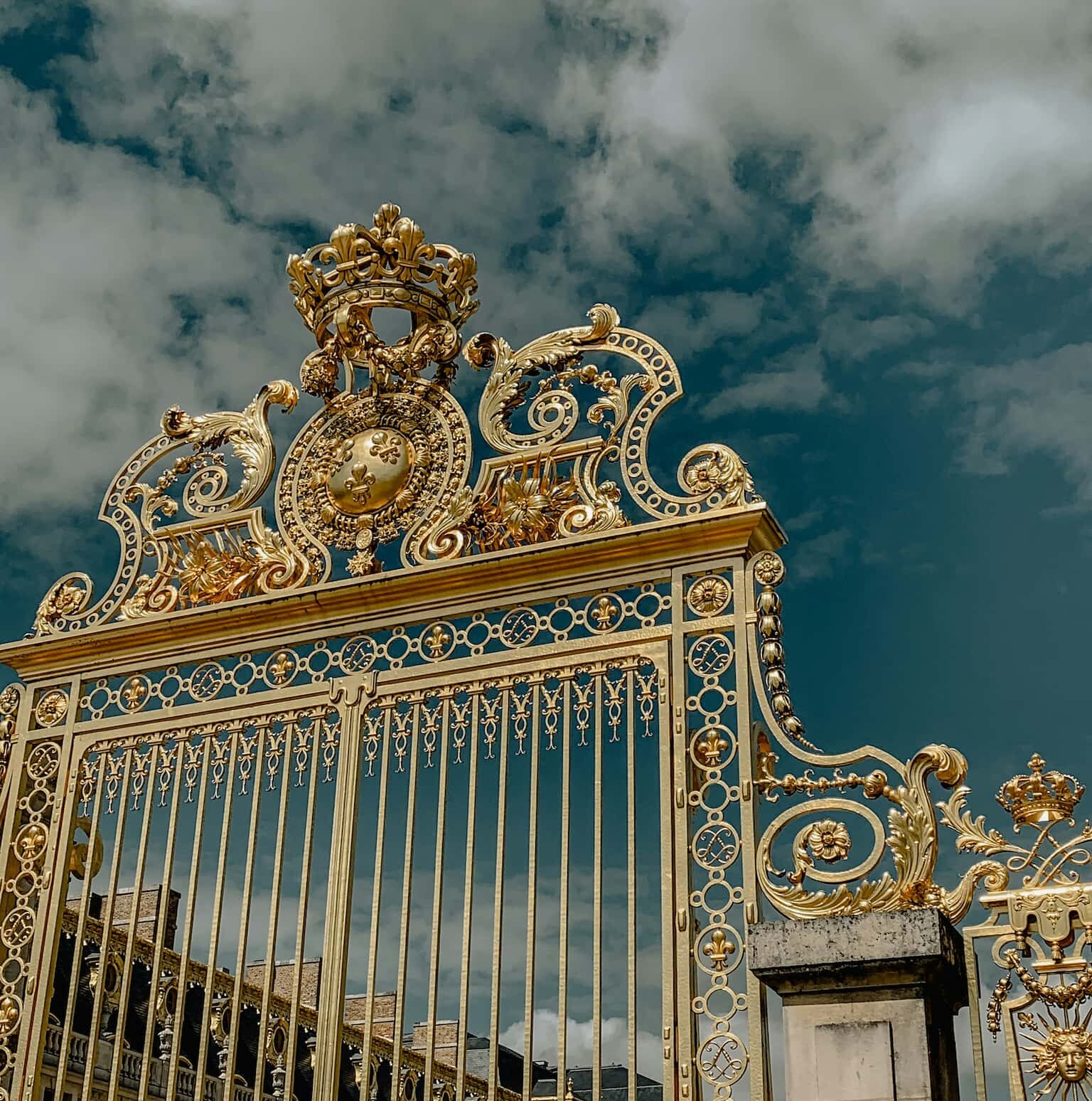 detail van de poort van het paleis van versailles
