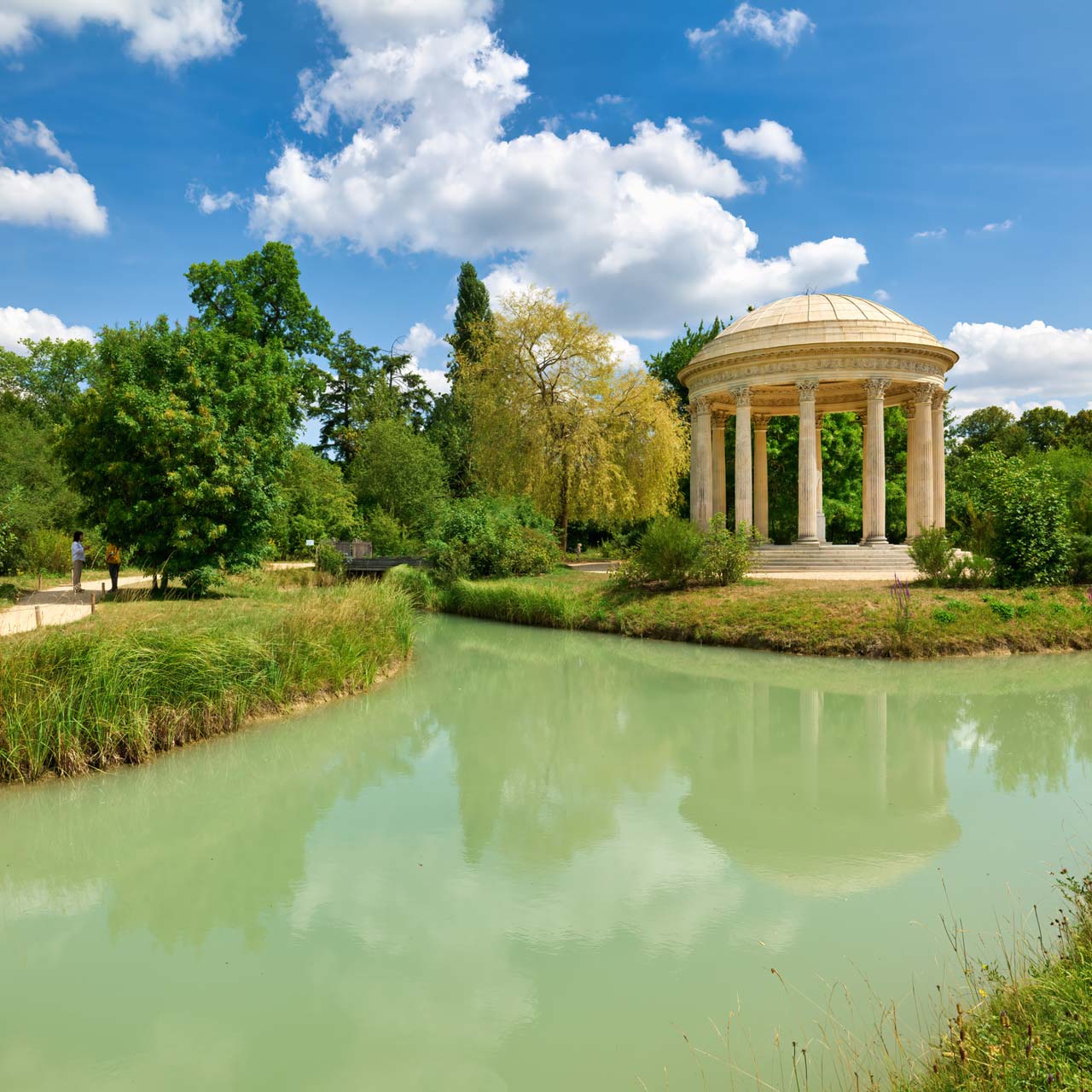 tuinen van het petit trianon versailles